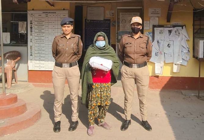 ढाई किलो से गांजे के साथ एक महिला तस्कर गिरफ्तार