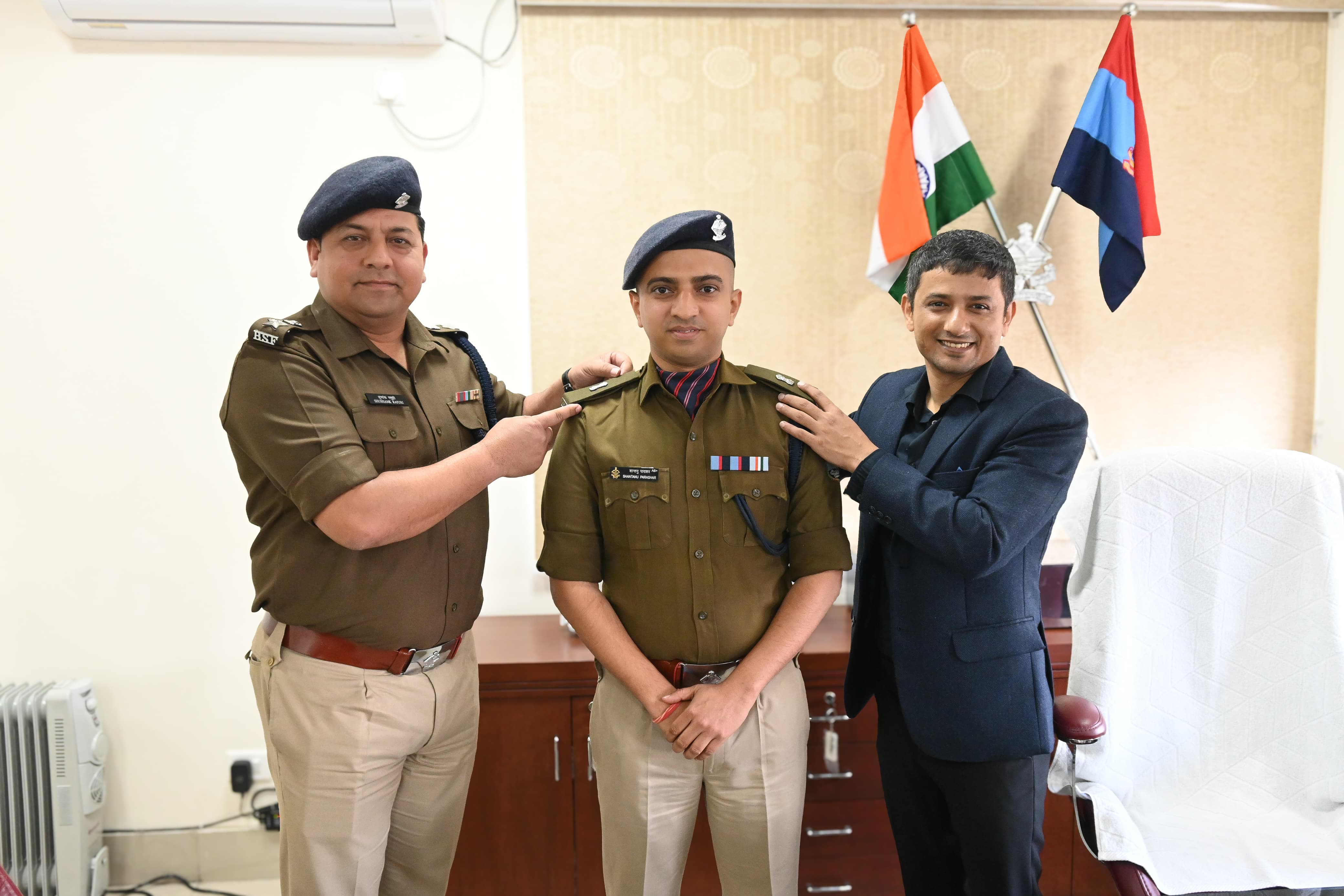 सहायक सेनानायक शांतनु की एएसपी के पद पर हुई पदौन्नति, आईजी ने एएसपी के कंधे पर सजाया अशोक