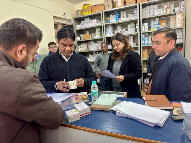 डीएलएसए ने किया मेडिकल स्टोरो का निरीक्षण