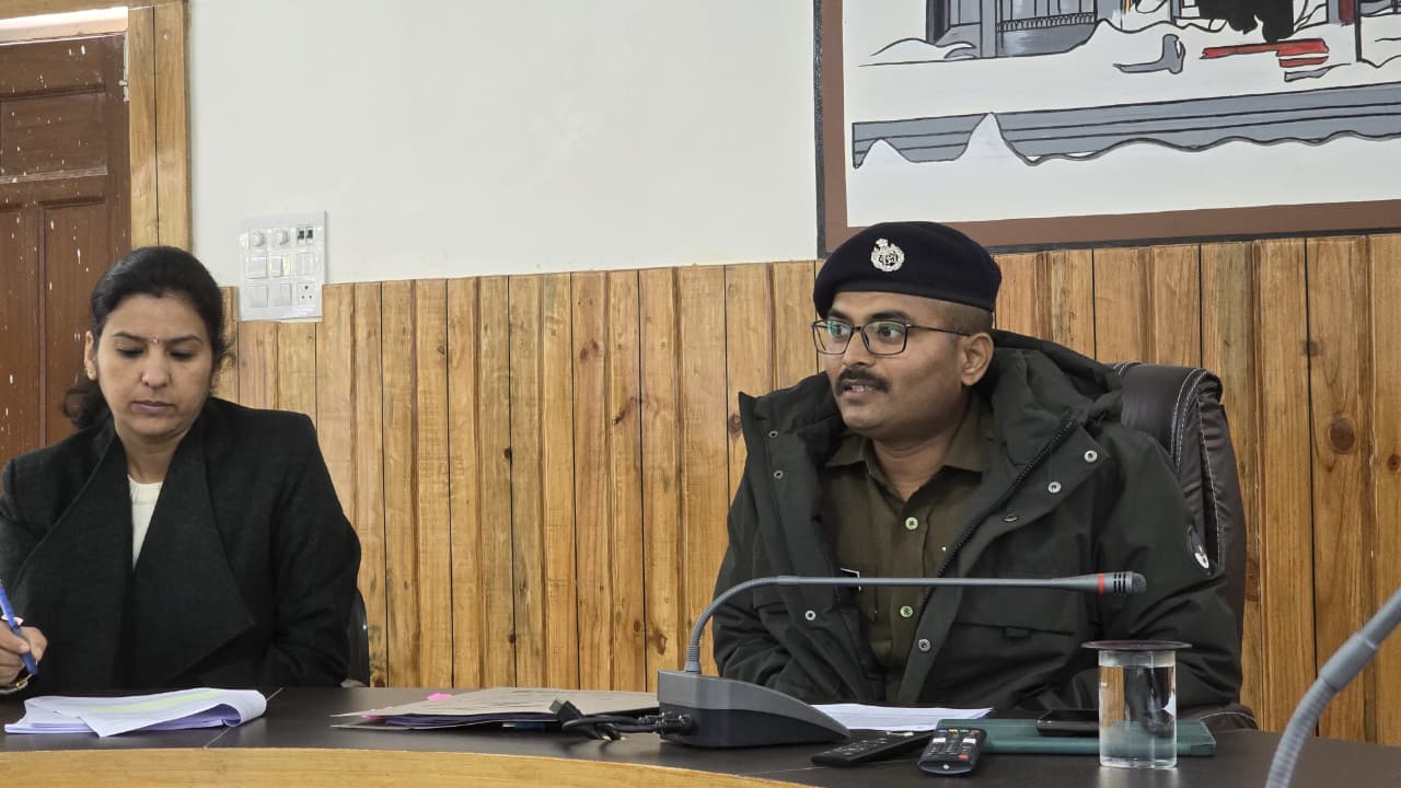 एसपी रुद्रप्रयाग ने पुलिस विवेचकों के साथ मासिक अपराध समीक्षा बैठक आयोजित की