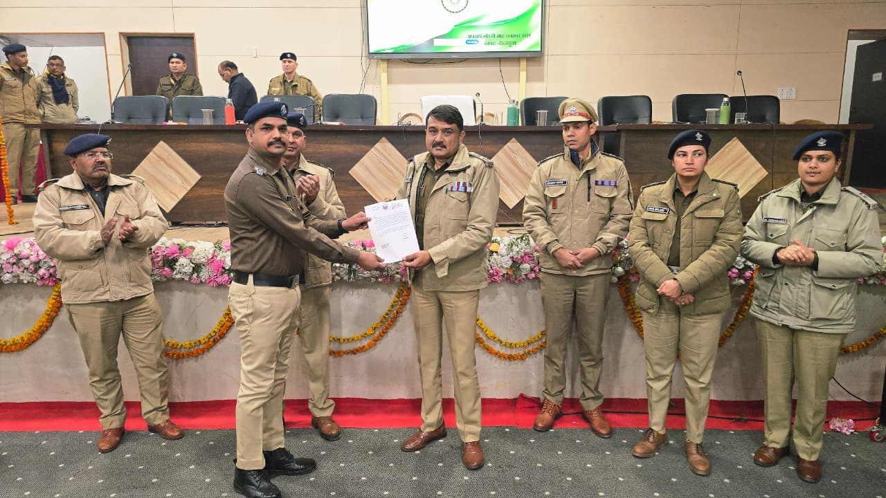 देहरादून पुलिस लाइन में सैनिक सम्मेलन,उत्कृष्ट सेवा देने वाले 56 पुलिसकर्मी सम्मानित