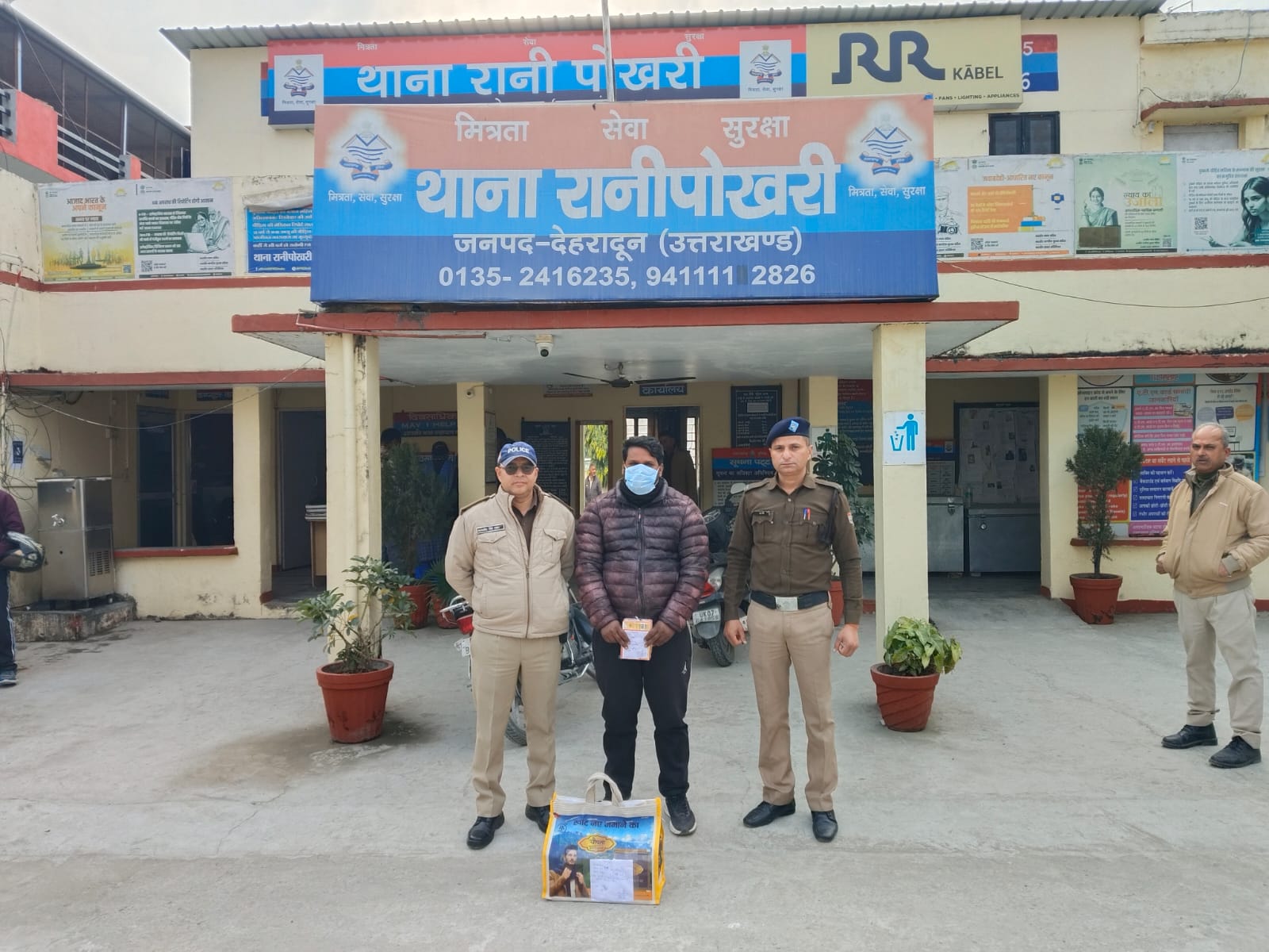 *
थाना रानीपोखरी पुलिस द्वारा अभियुक्त के कब्जे से 60 टैट्रा पैक माल्टा (देशी शराब) पकड़ी गई