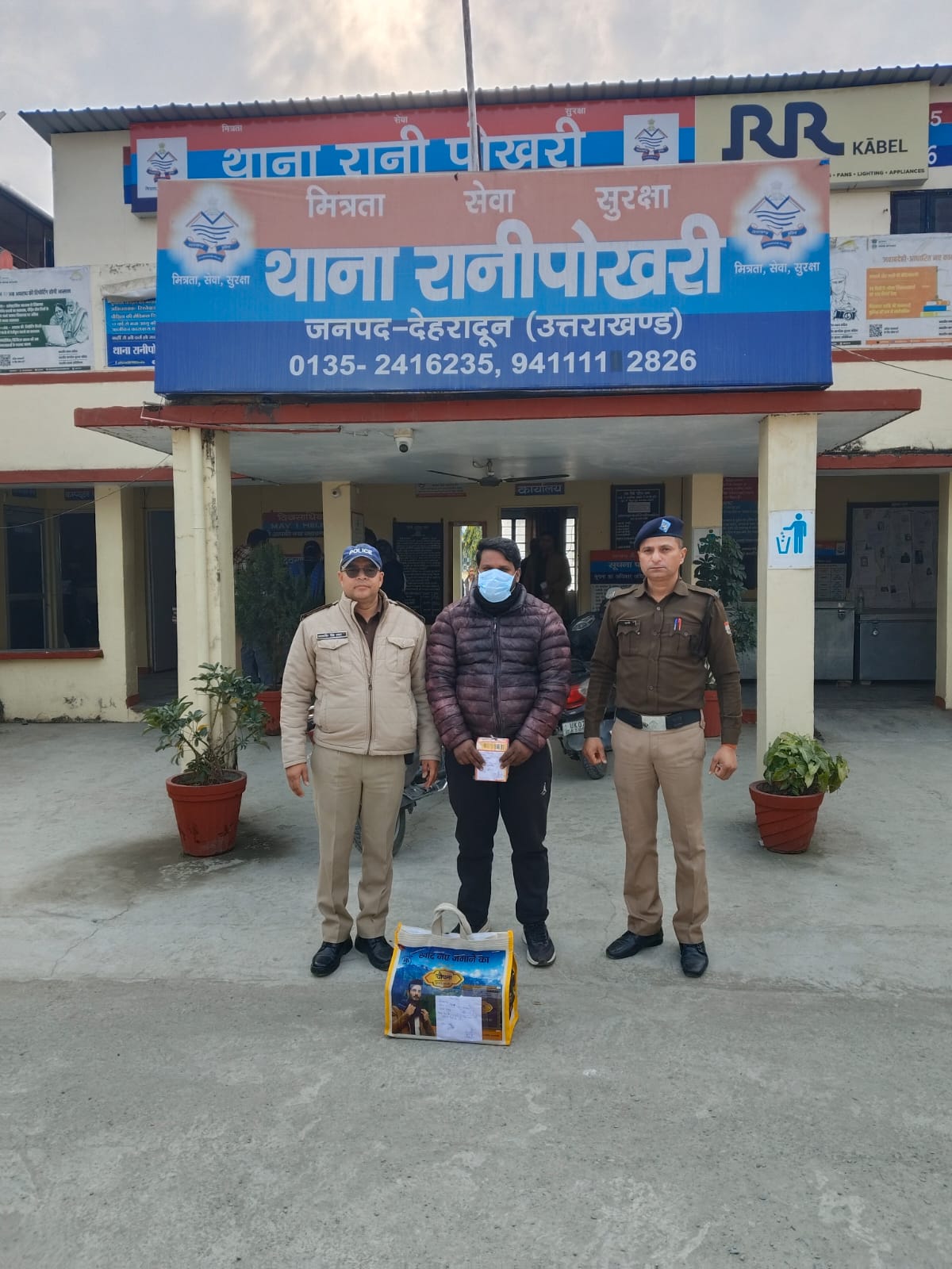 थाना रानीपोखरी पुलिस द्वारा अभियुक्त के कब्जे से 60 टैट्रा पैक माल्टा (देशी शराब) पकड़ी गई