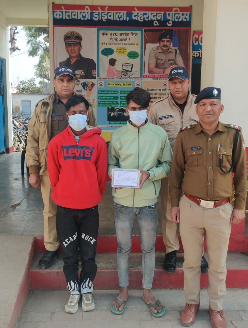 मोबाइल छीनने वाले 2 नशेड़ी गिरफ्तार
