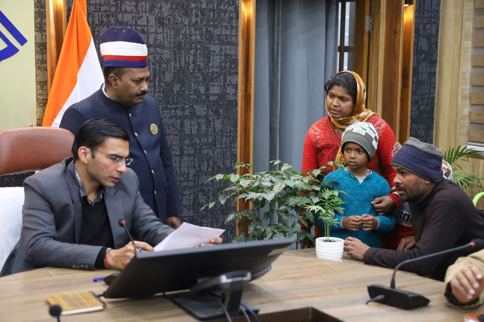 कैंसर पीड़ित माँ की बेटी को शिक्षा, विधवा व लकवाग्रस्त बुजुर्गों को दी आर्थिक सहायता