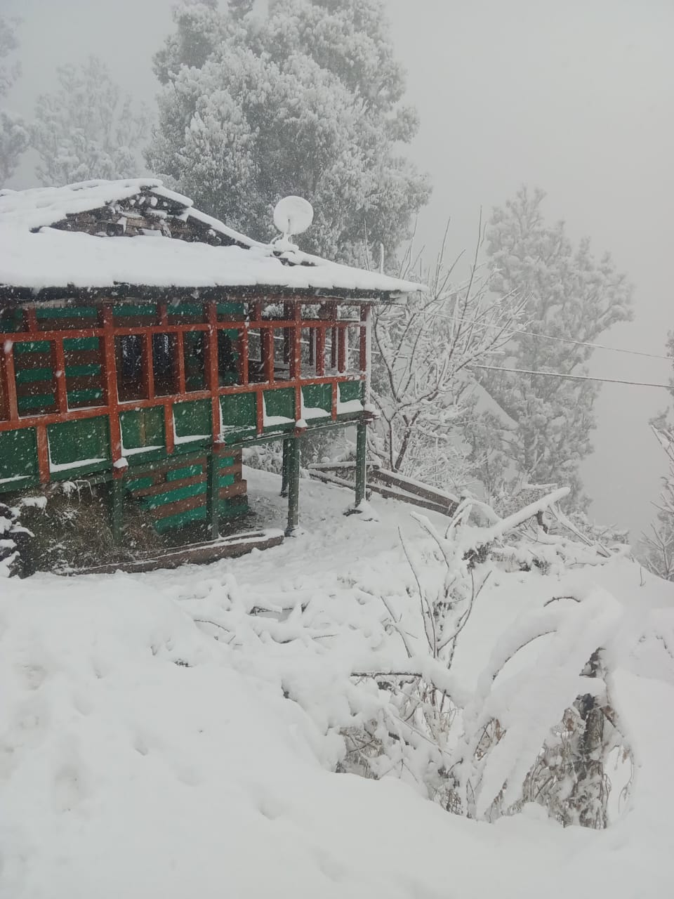 उत्तरकाशी में जमकर हुई बर्फबारी,यात्रियों को सावधान रहने की अपील