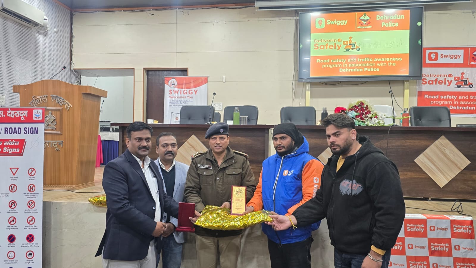 स्विग्गी डिलीवरी बॉयज को समझाए यातायात नियमो के मायने