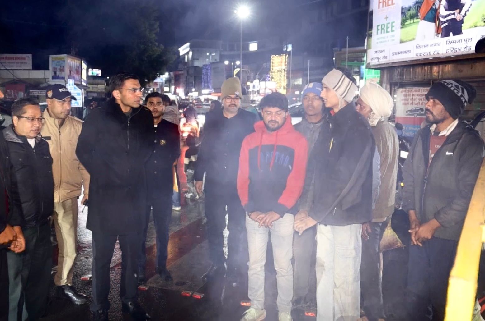 ठंड और बारिश के बीच डीएम बंसल ने संभाली कमान, अलाव व रैन बसेरों का लिया जायजा