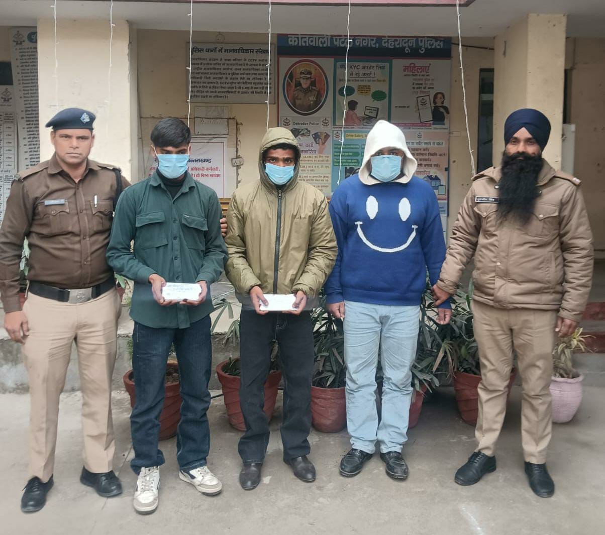 महंगे फोन के शौक में  3 युवक बने मोबाइल चोर, गिरफ्तार