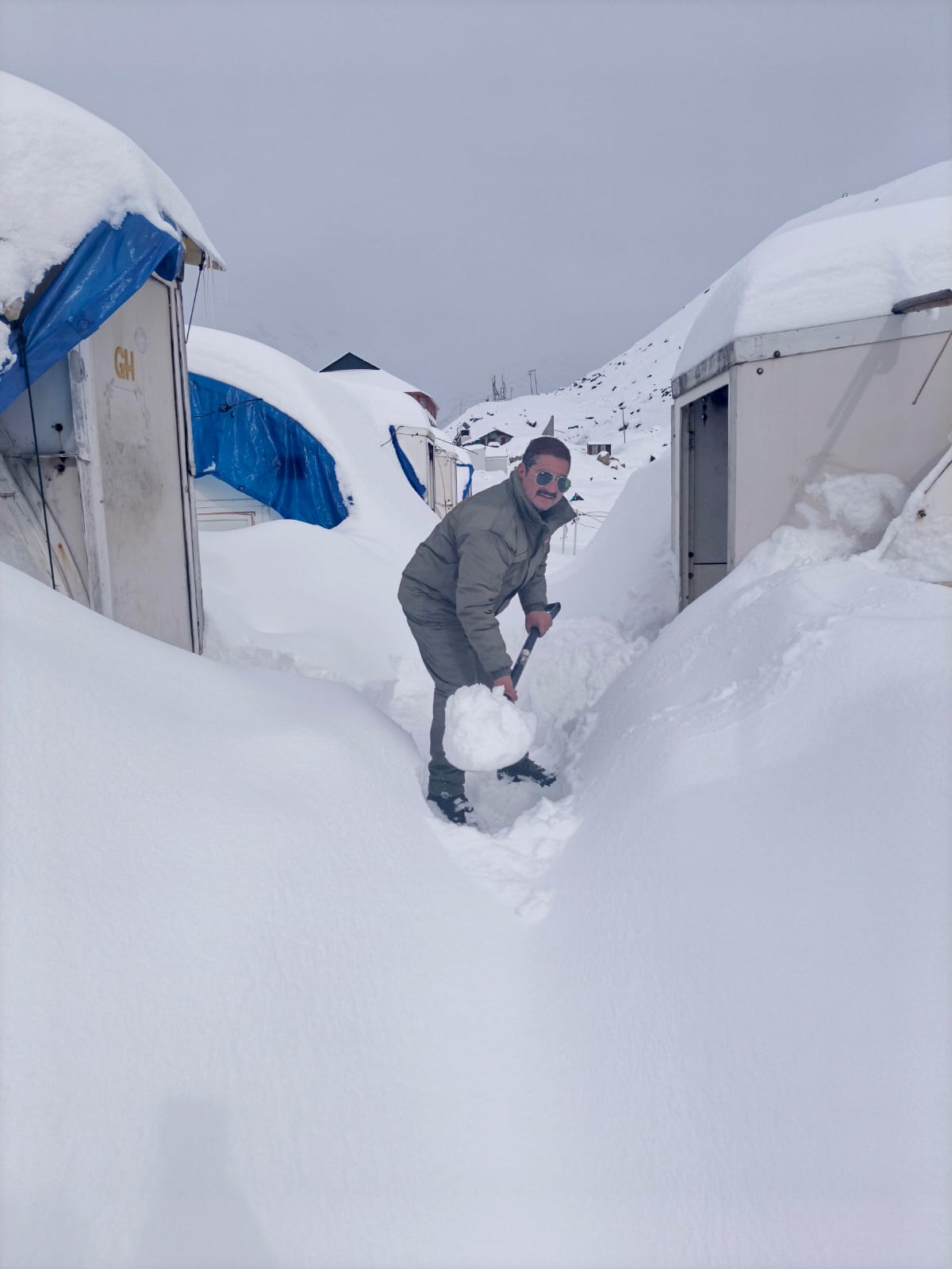 केदारनाथ धाम में भारी बर्फबारी के बीच मोर्चा संभालते पुलिस और आईटीबीपी के जवान