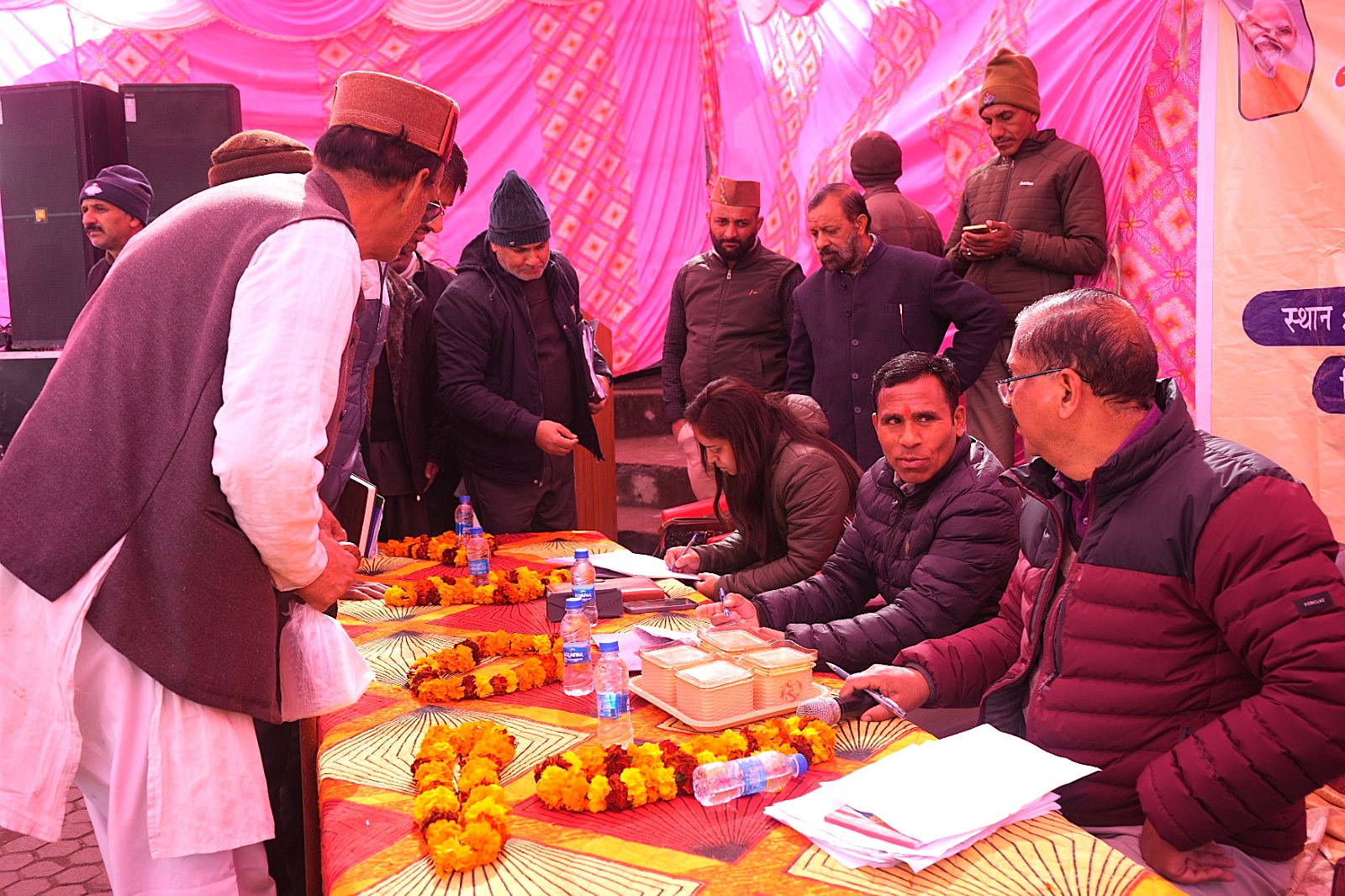 चिल्हाड में जिला प्रशासन की पहल से लगा बहुद्देश्यीय शिविर, निःशुल्क स्वास्थ्य जांच व दवाई वितरित