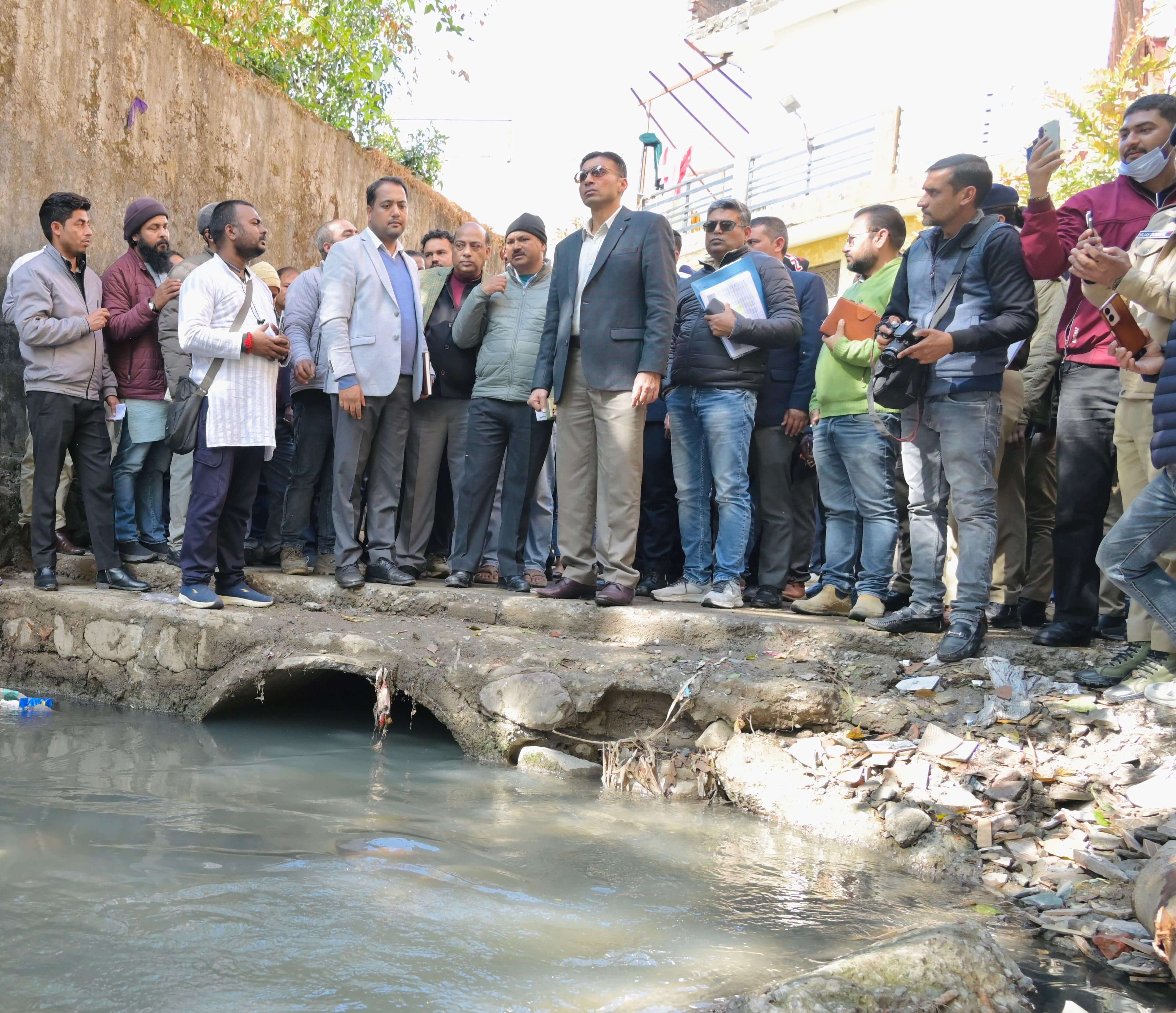 चन्द्रेश्वर नाले में गंदगी प्रवाह करने वाले पर होगी कार्यवाही, दूषित जल प्रवाह करने वाले 25 घरो के पाइप-ड्रेन्स सीज