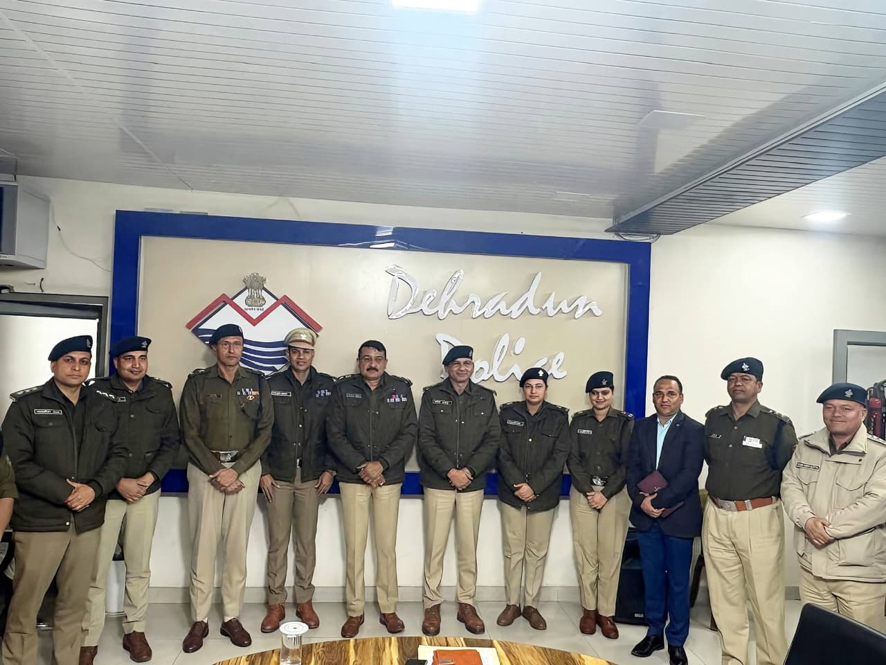 देहरादून पुलिस परिवार ने स्थानांतरित अधिकारियों को दी भावभीनी विदाई