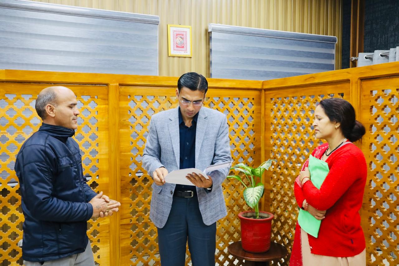 डीएम की सख्ती से 15 साल बाद विस्थापित परिवार को मिला अपना भूखण्ड