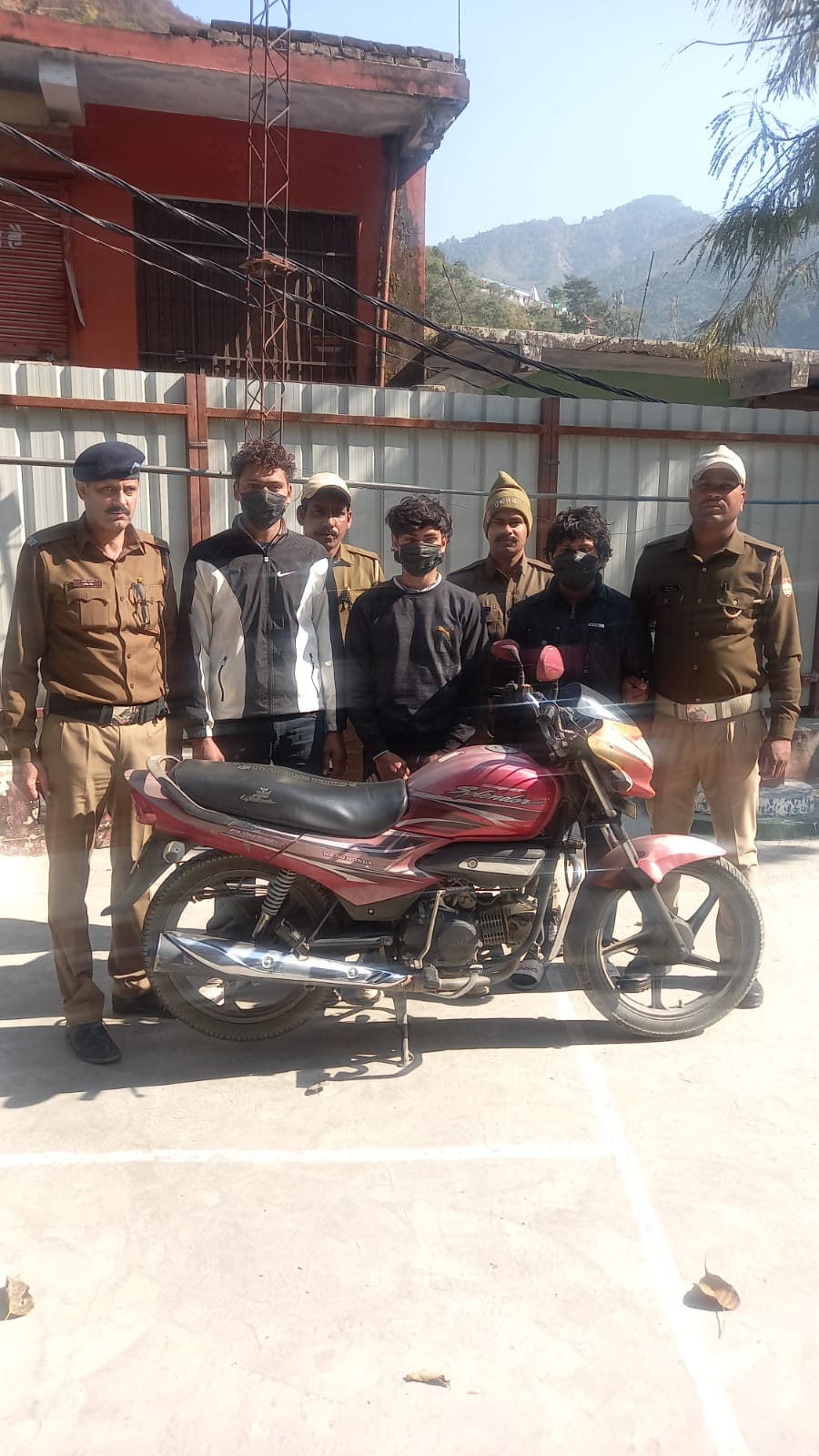 चोरी की मोटर साइकिल सहित 03 अभियुक्त गिरफ्तार