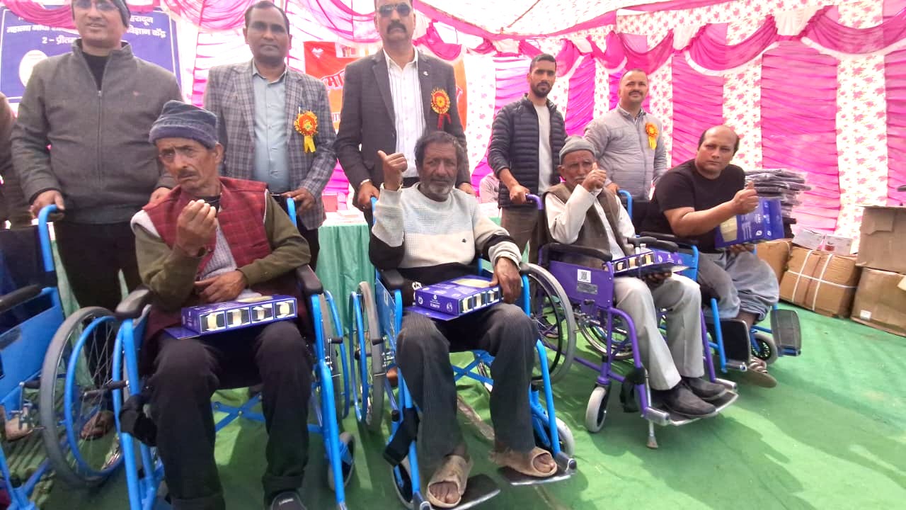 दिव्यांगजनो व बुजुर्गों को जिला समाज कल्याण ने वितरित किये निशुल्क उपकरण