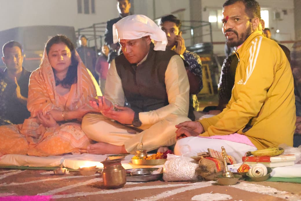 कप्तान प्रमेन्द्र ने पत्नी संग किया होलिका दहन