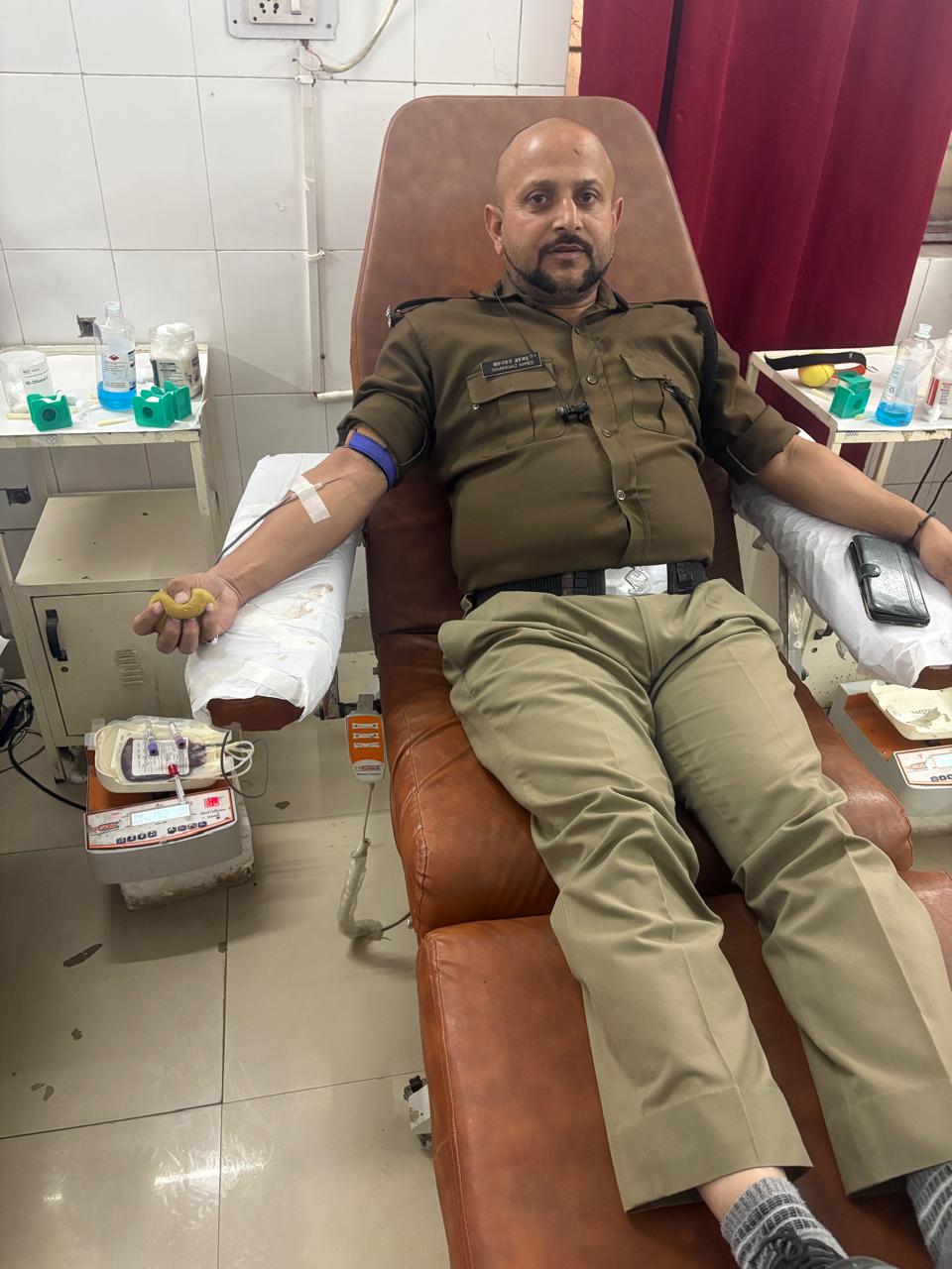 रोजा तोड़कर रक्त दान कर निभाया मानवता का धर्म