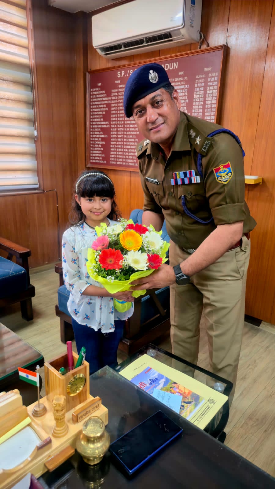 फूलों संग कप्तान प्रमेन्द्र से मिलने से मिलने पहुँची 