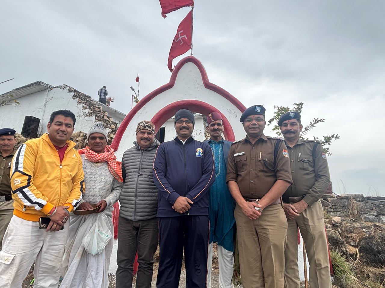 लोकपर्व फूलदेई पर पुलिस अधीक्षक ने किए अशुरचुला मंदिर के दर्शन