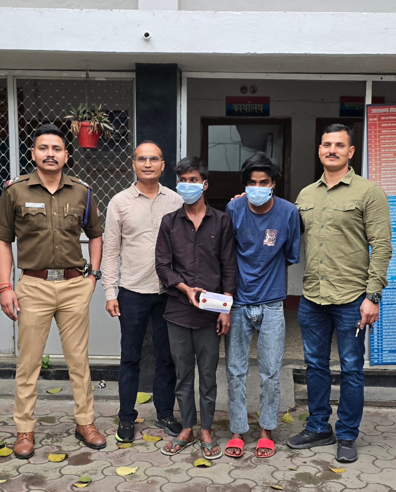 मोबाइल लूट गूगल पे से 42 हज़ार रुपये उड़ाने वाले 2 शातिर गिरफ्तार