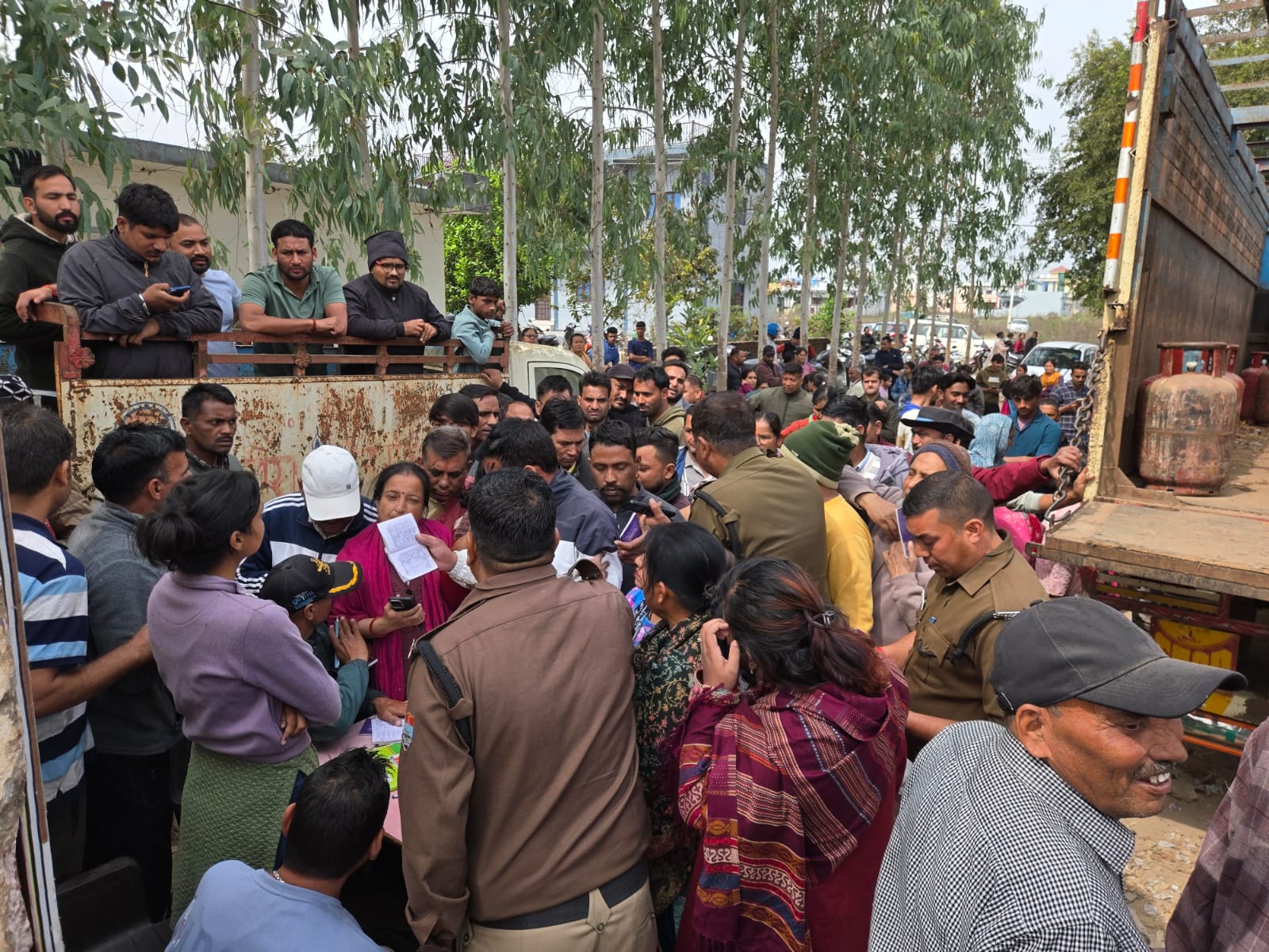 जिला प्रशासन की सख्ती: आदेशों की अनदेखी पर गैस एजेंसी के सिलेंडर जब्त, मुकदमा दर्ज