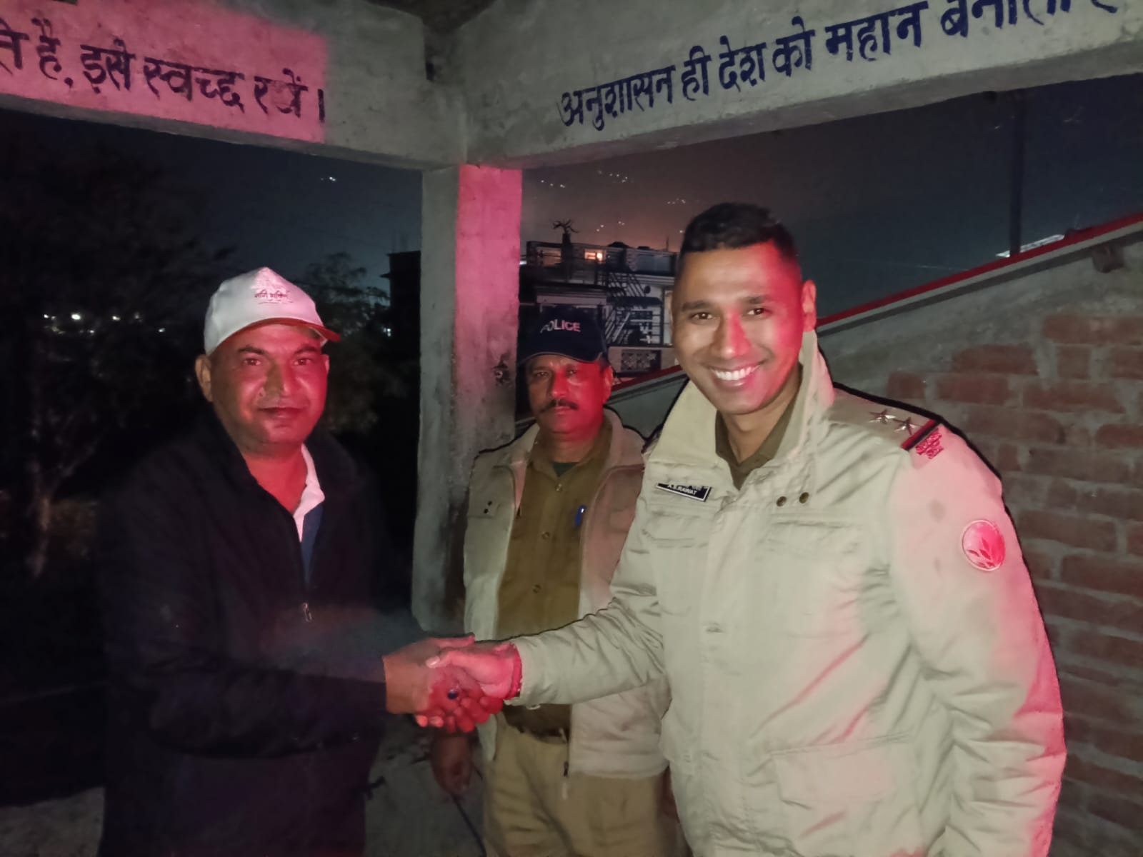 बारिश के बीच कीर्तिनगर पुलिस का सराहनीय रेस्क्यू, दुर्घटनाग्रस्त वाहन से चालक को सकुशल निकाला