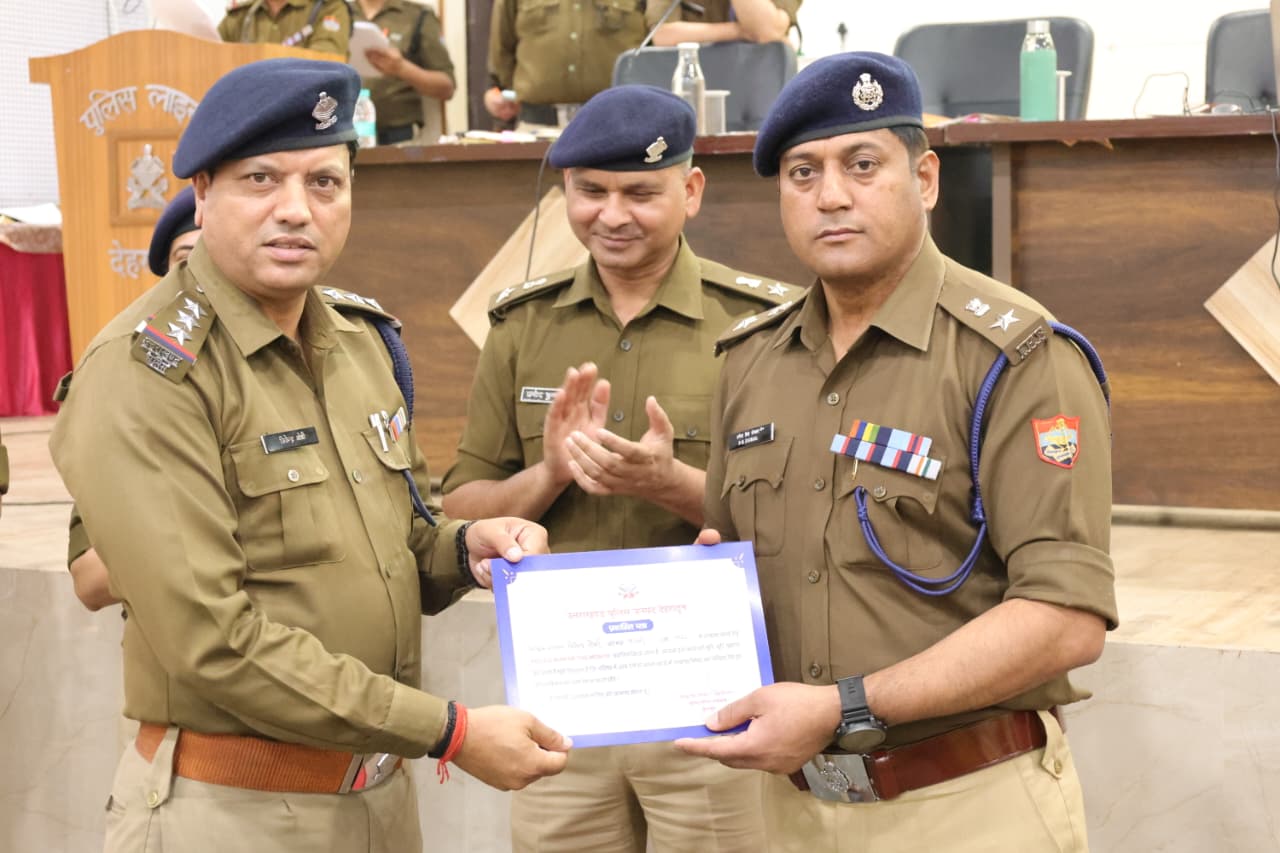 उत्कृष्ट कार्य करने वाले 26 पुलिसकर्मियों को कप्तपत्र देकर किया सम्मानित