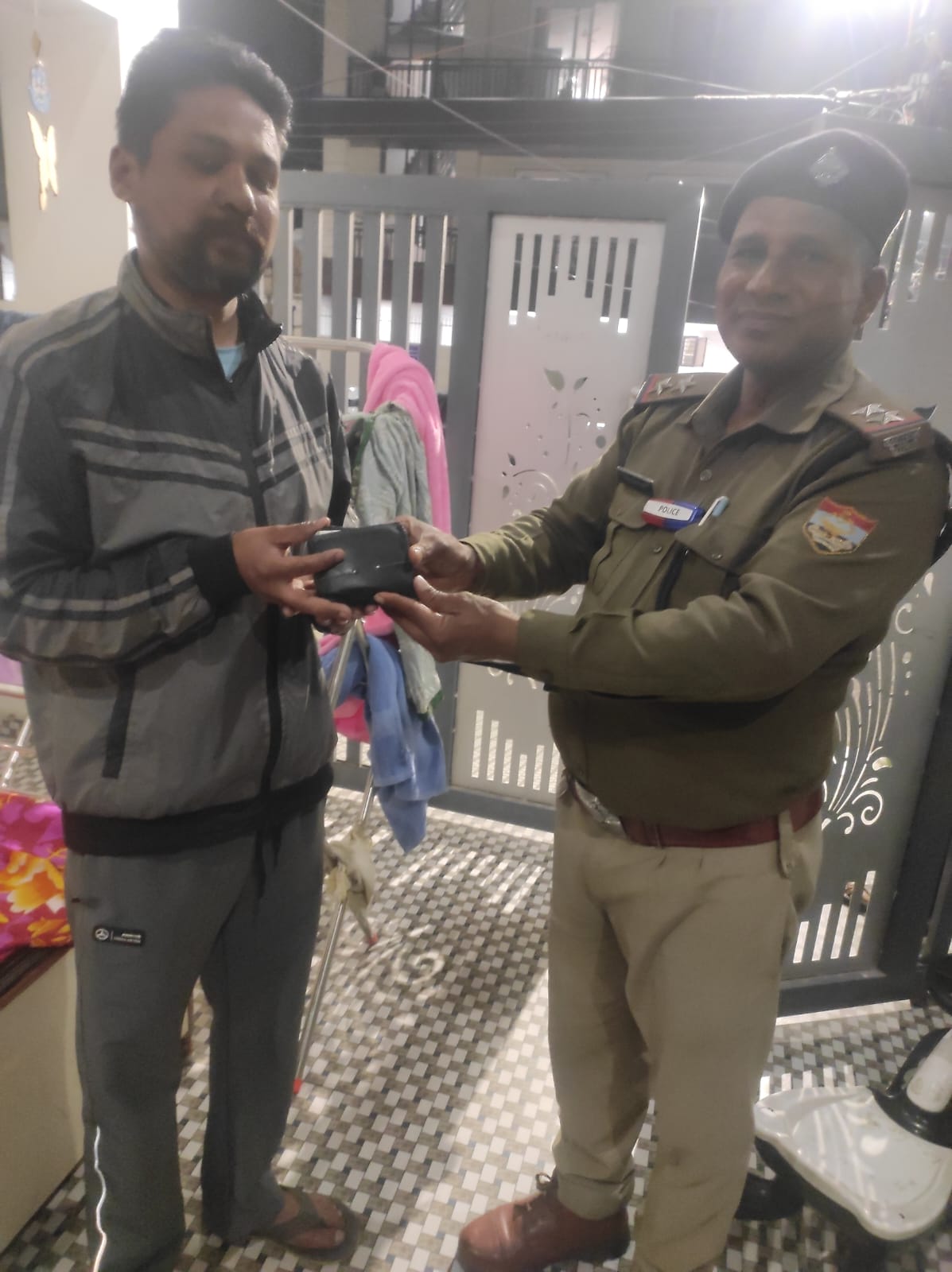 एएसआई ने खाकी की ईमानदारी का परिचय देकर लौटाया युवक का पर्स