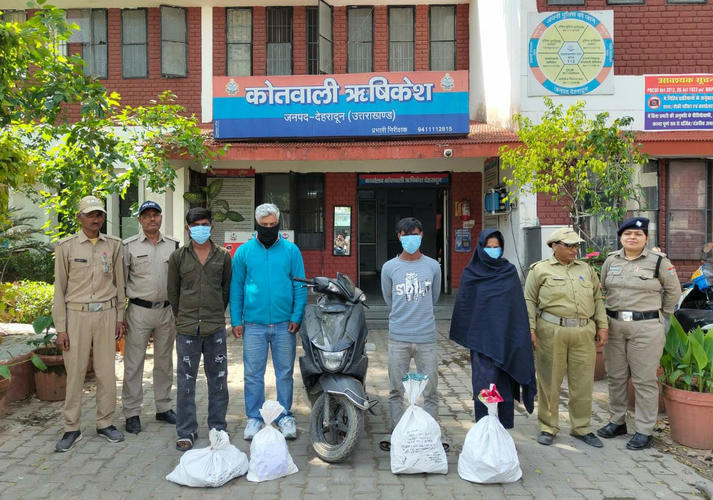 2 महिला समेत 5 नशा तस्कर गिरफ्तार, स्मैक, शराब बरामद