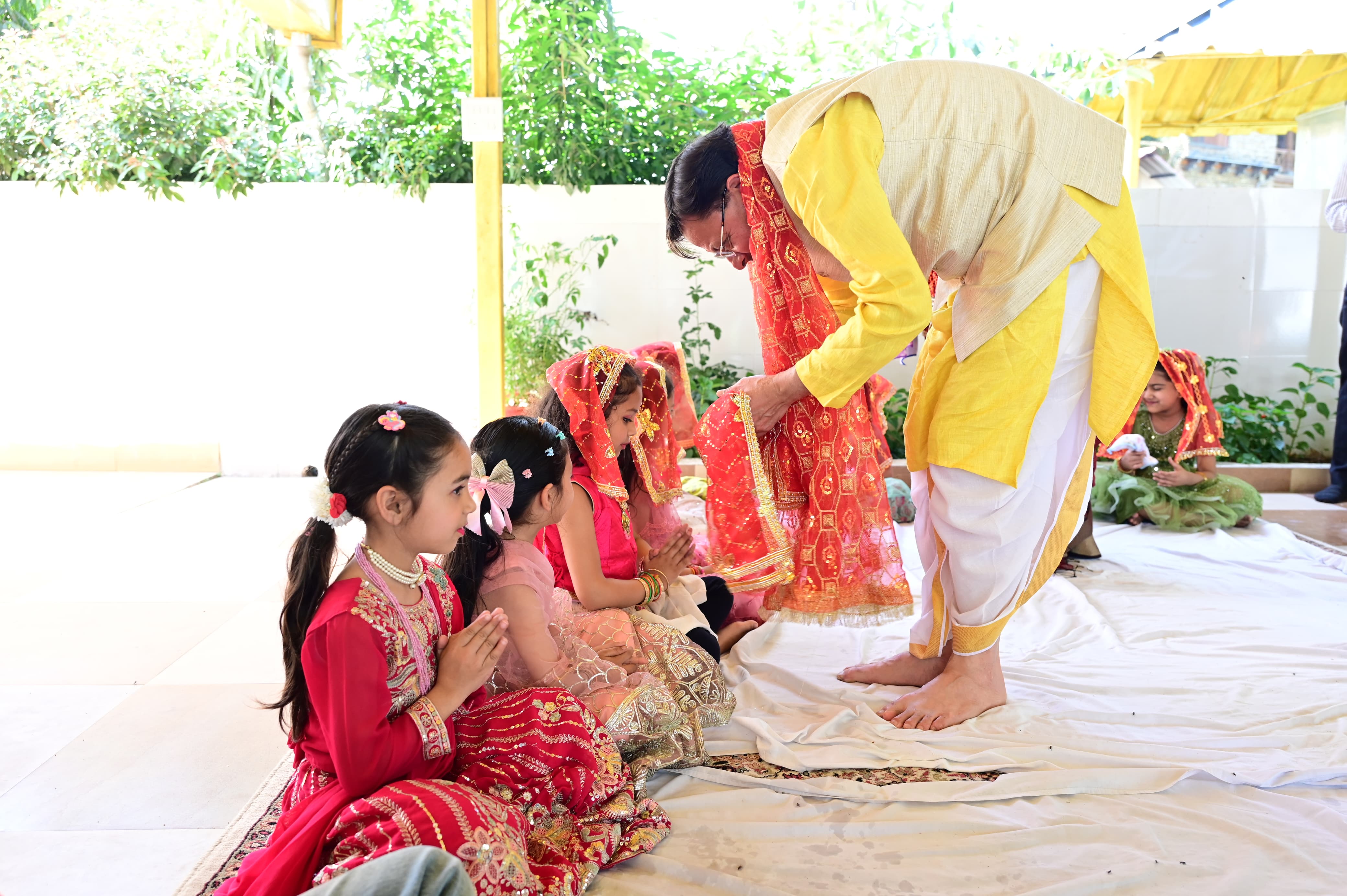 मुख्यमंत्री आवास में रामनवमी पर कन्या पूजन, सीएम धामी ने दिया समृद्धि का संदेश