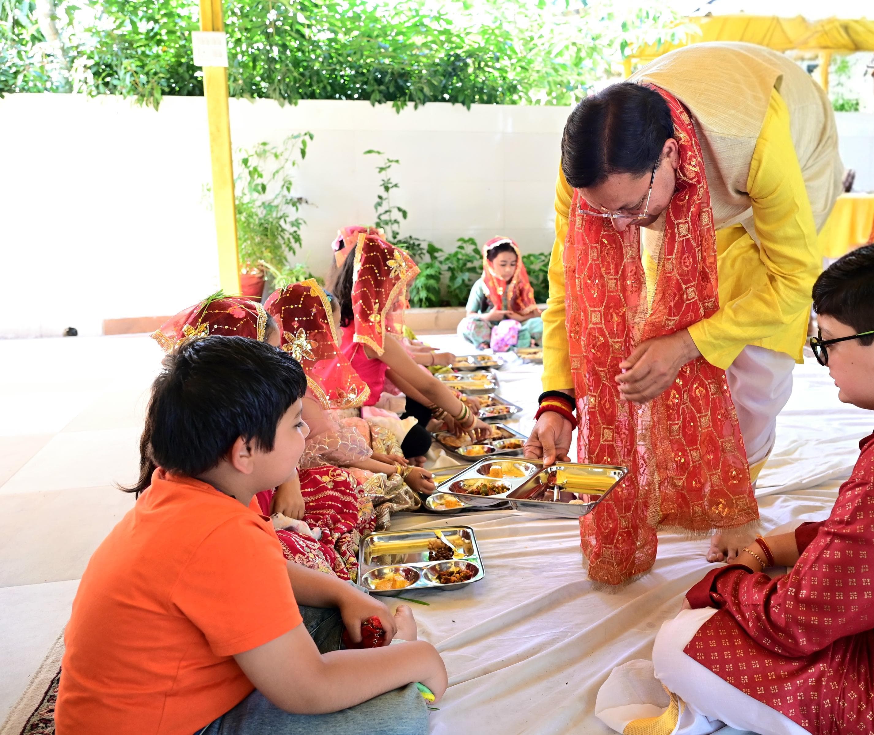 मुख्यमंत्री आवास में रामनवमी पर कन्या पूजन, सीएम धामी ने दिया समृद्धि का संदेश