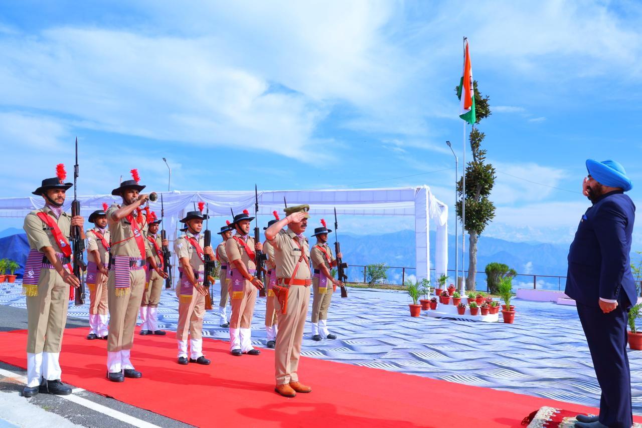 उत्कृष्ट टर्नआउट व शानदार सलामी पर राज्यपाल ने की गार्द कमांडर व जवानो की सराहना