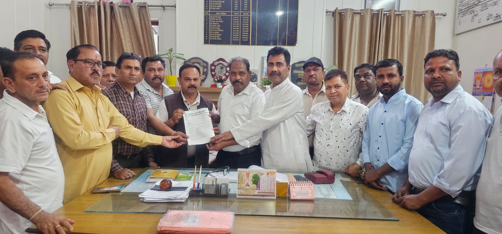 मोकमपुर रेलवे फाटक बंद होने के चलाते आम जानता को हो रही परेशानी को लेकर कॉग्रेस कमेट का रेलवे प्रबंधक को ज्ञापन