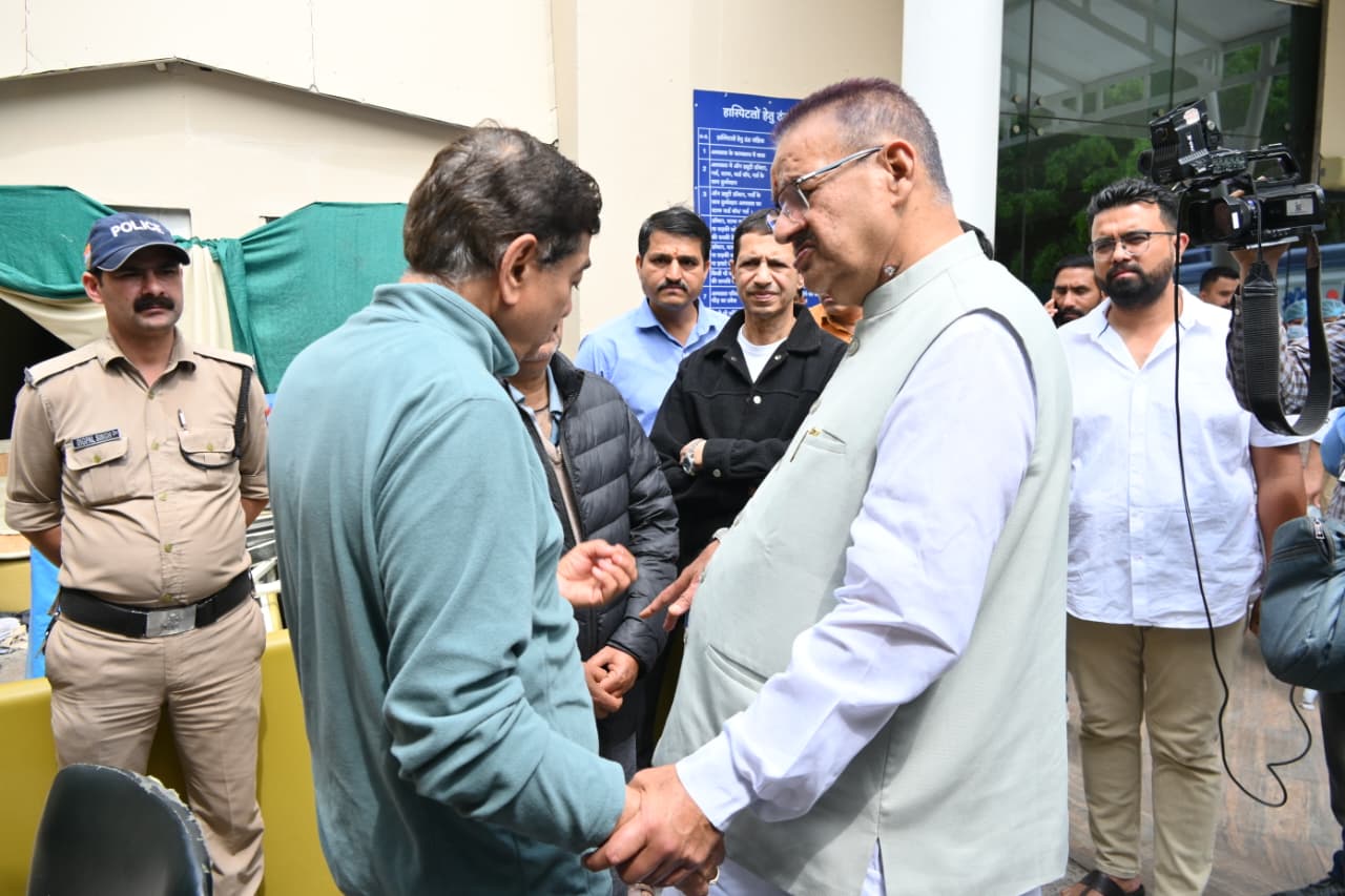 कैबिनेट मंत्री गणेश जोशी ने की मृतक ब्रिगेडियर के परिवार से मुलाकात