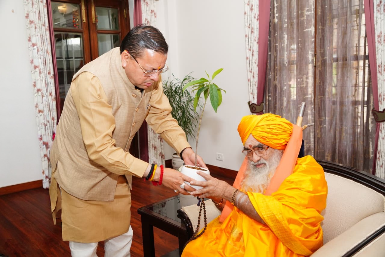 केदारनाथ धाम रावल ने की मुख्यमंत्री से शिष्टाचार भेंट, धामी ने लिया आशीर्वाद