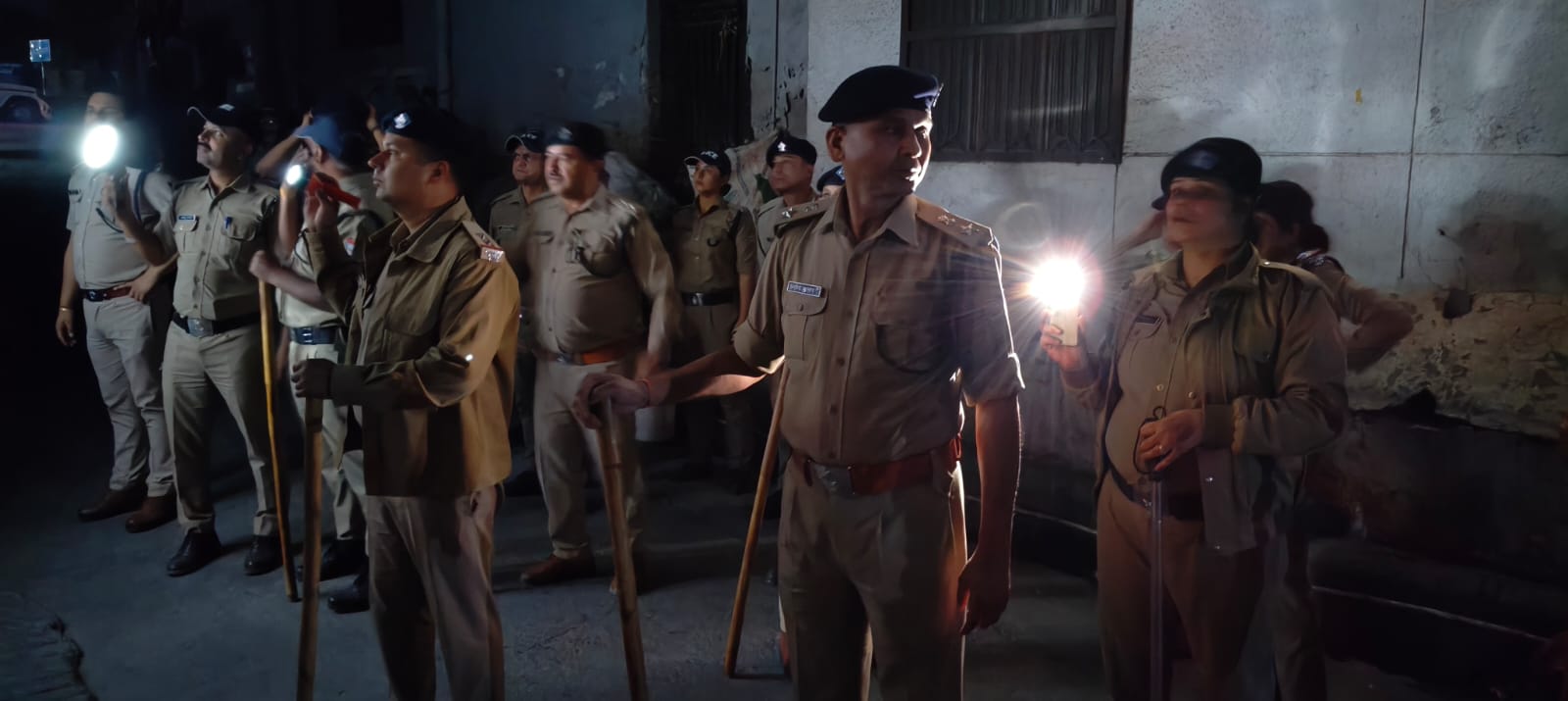 फुल एक्शन में दून पुलिस, मोहल्लों से लेकर सड़को पर देर रात तक चेकिंग