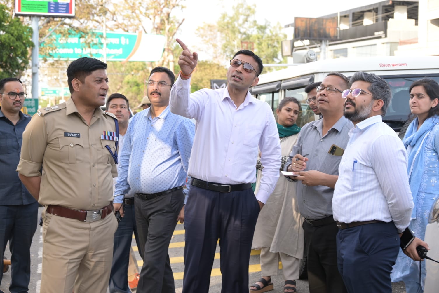 पीएम के आगमन की तैयारियों को लेकर डीएम, कप्तान ने अशारोड़ी से लेकर गढ़ी कैंट तक किया सड़क निरीक्षण