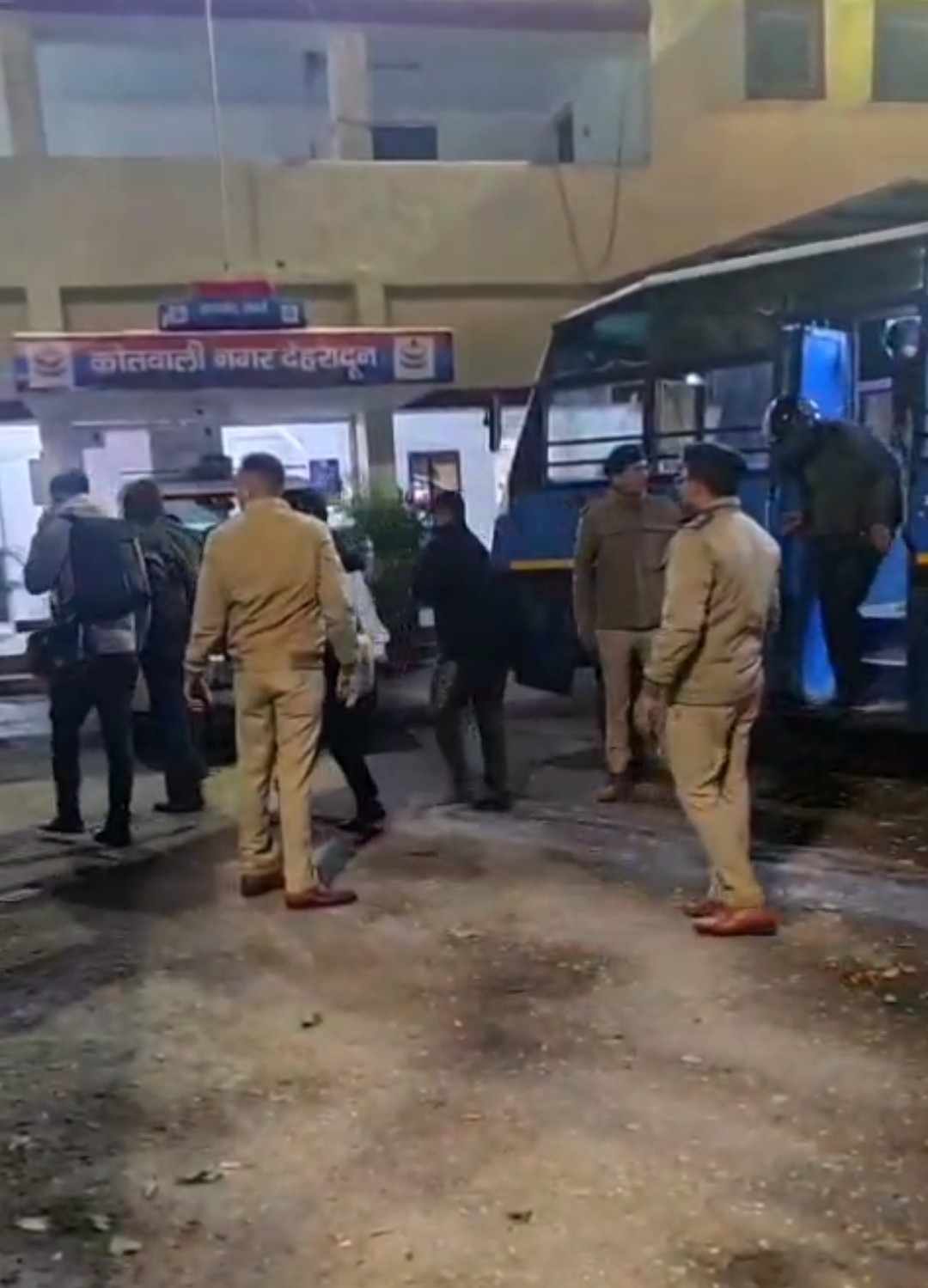 आपरेशन प्रहार: सड़क किनारे जाम टकरा रहे 35 शराबियों को बस सेवा से पुलिस लायी थाने, जुर्माना
