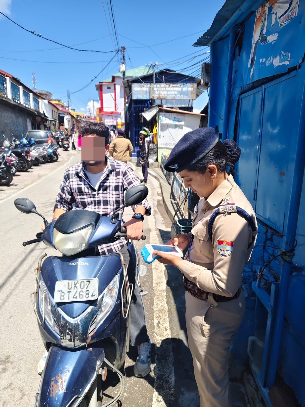 भीड़भाड़ वाले क्षेत्रों में पौडी पुलिस की पैदल गश्त