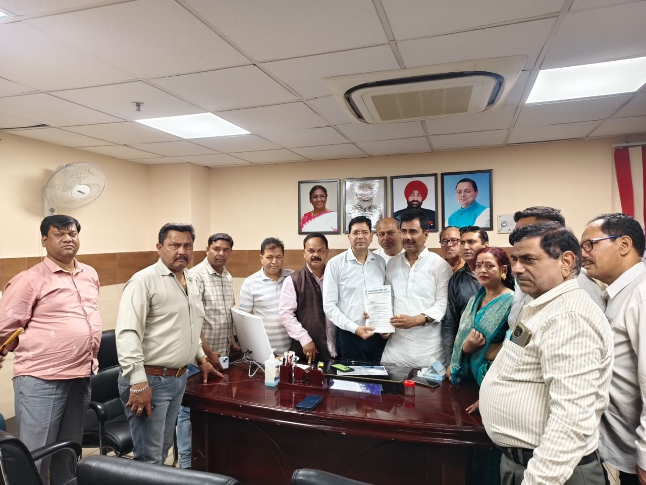 दून मेडिकल कॉलेज में बदहाल व्यवस्थाओं पर कांग्रेस का प्रदर्शन, सुधार की मांग को लेकर सौंपा ज्ञापन