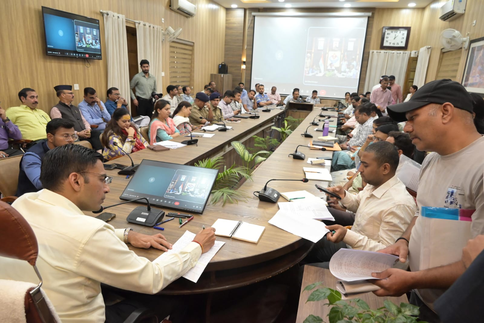 जनता दरबार में 239 शिकायतों का निस्तारण, जरूरतमंदों को त्वरित राहत