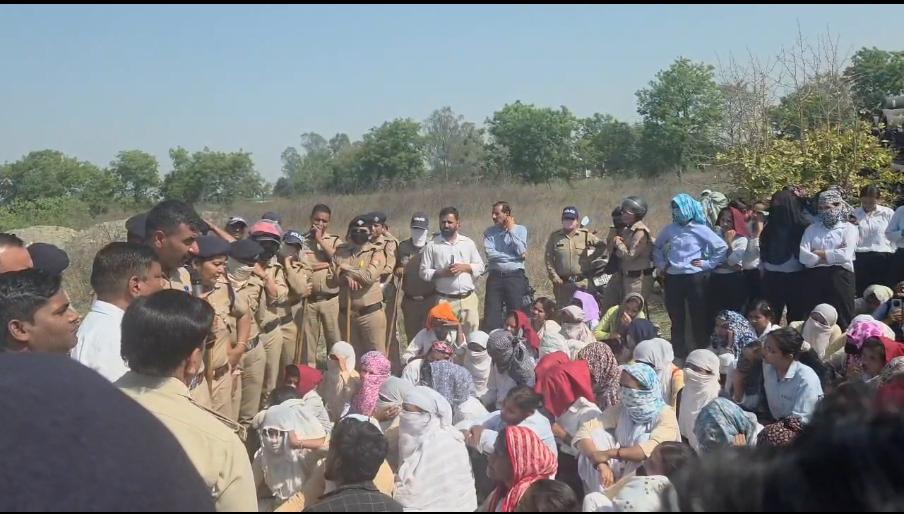 अपनी मांगों को लेकर धरने पर बैठे मदरसन कंपनी के श्रमिकों और प्रबंधन के बीच का विवाद सुलझा