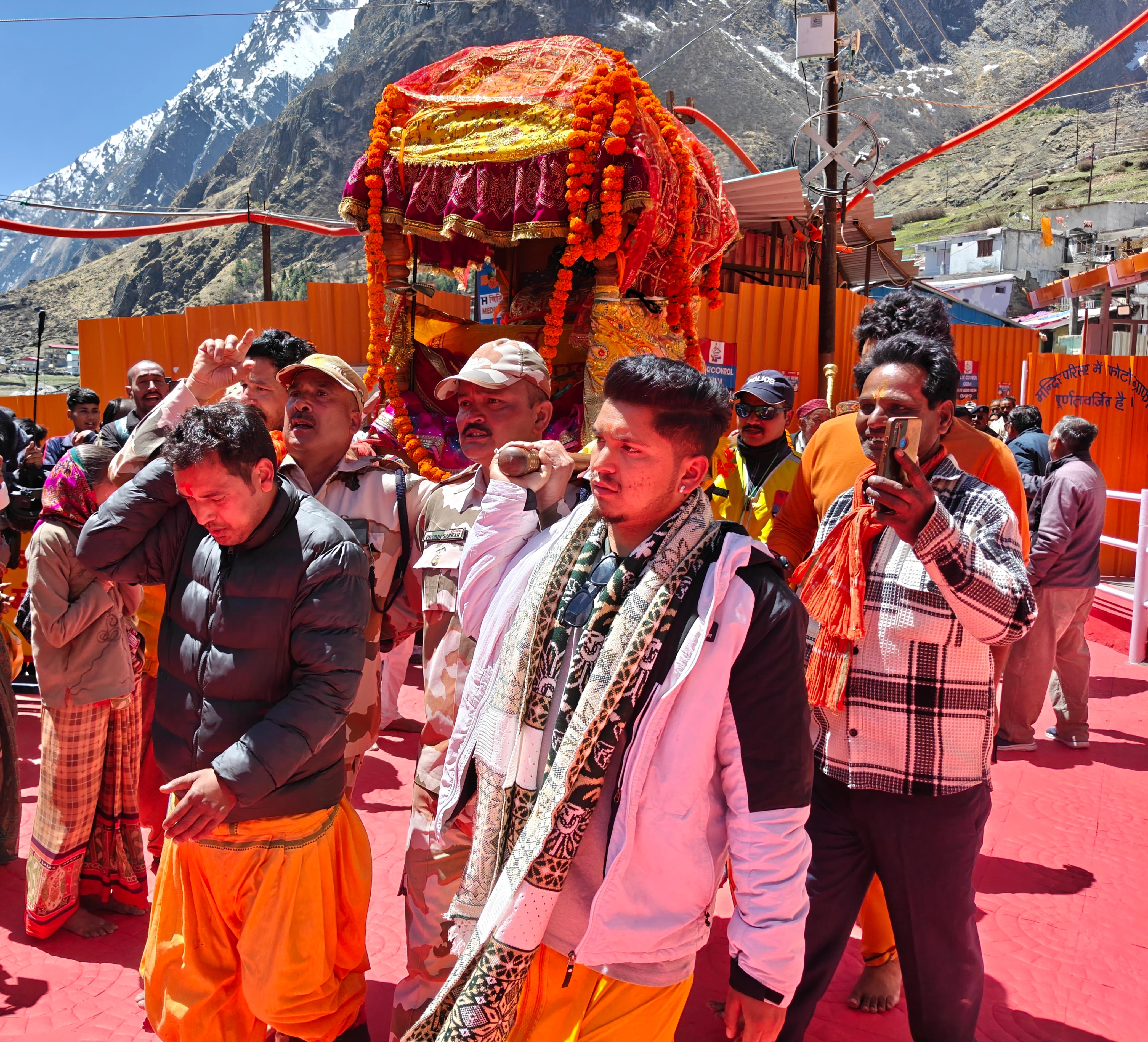 बद्रीनाथ धाम में दिव्यता का भव्य आगमन: उद्धव-कुबेर की उत्सव डोलियाँ पहुँचीं, गूंजा “जय बद्री विशाल