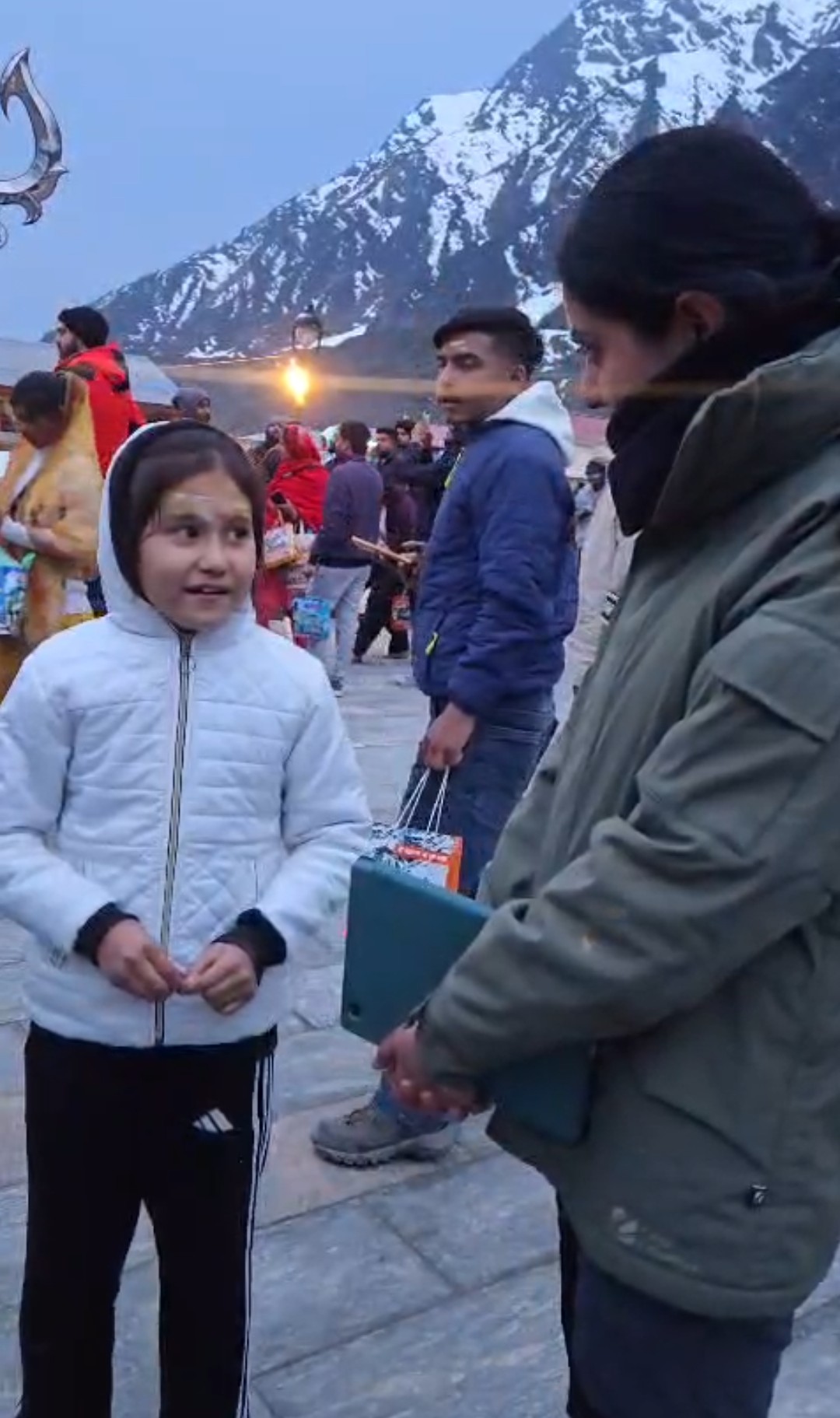 नन्ही बच्ची से कप्तान निहारिका ने जाना यात्रा अनुभव