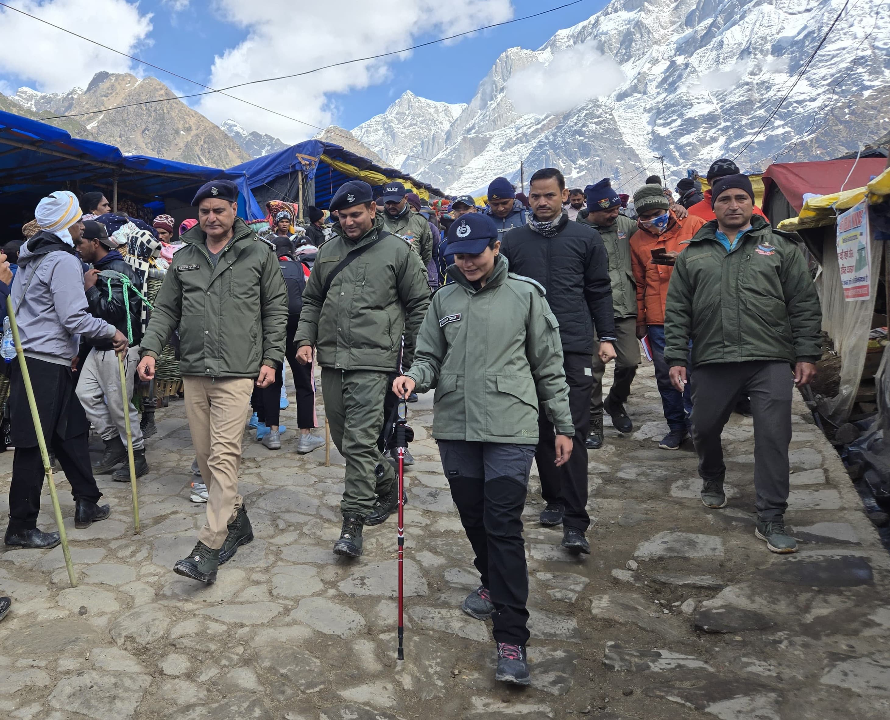 लगातार छः दिन से केदारनाथ धाम में सुरक्षा व्यवस्था संभाल रही कप्तान निहारिका, पैदल यात्रा मार्ग का किया निरीक्षण