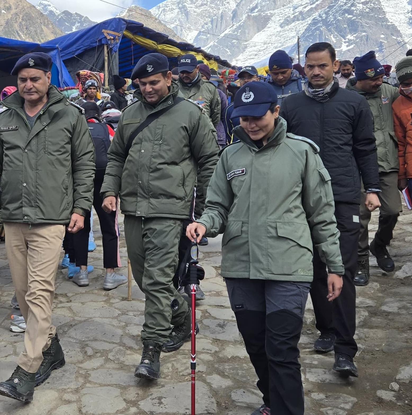 लगातार छः दिन से केदारनाथ धाम में सुरक्षा व्यवस्था संभाल रही कप्तान निहारिका, पैदल यात्रा मार्ग का किया निरीक्षण