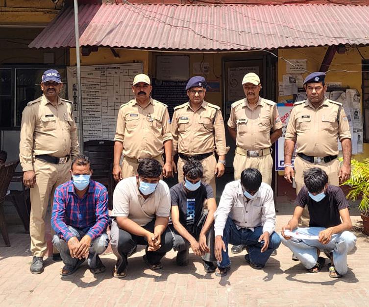 व्हाट्सएप विवाद बना हमले की वजह 5 आरोपी गिरफ्तार