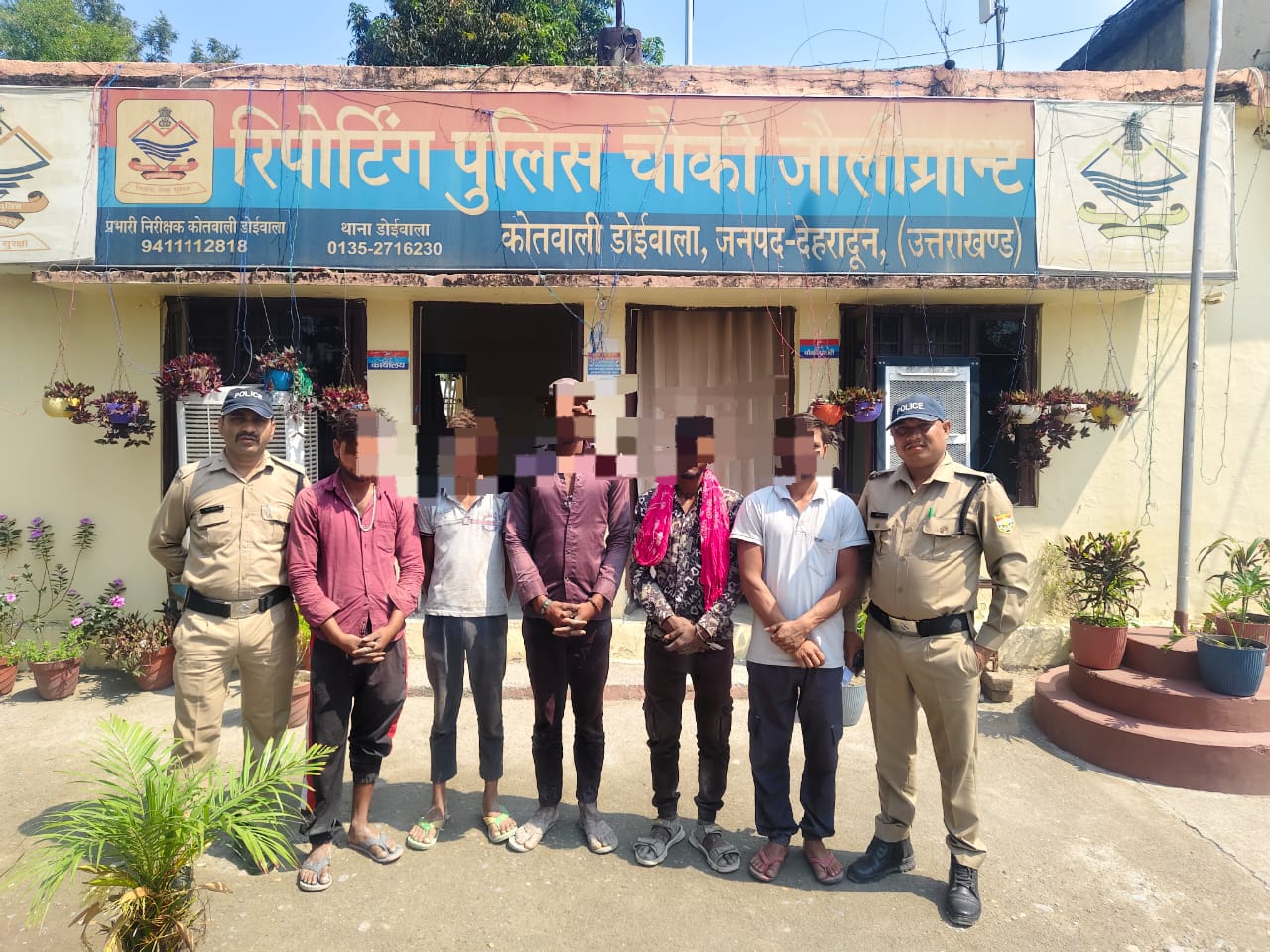 एक बाइक में सवार 5 युवकों की पुलिस ने उतारी खुमारी, बाइक सीज
