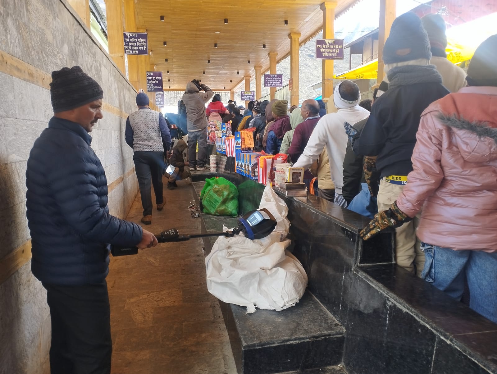 केदार धाम सुरक्षा को बम डिस्पोजल स्क्वाड व पुलिस टीम चला रही संयुक्त चेकिंग अभियान